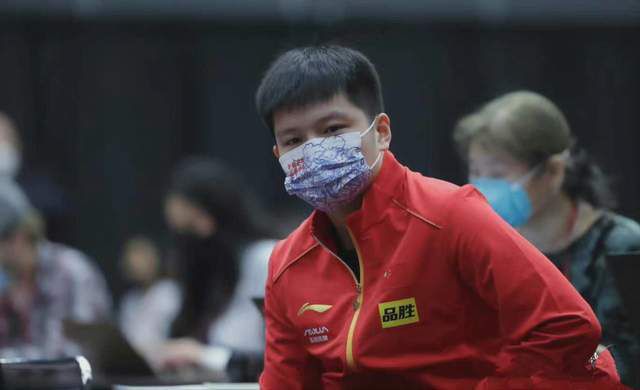 你看这绿色绿的，是不是比你前两天吃的韭菜还绿？马岚一边说着话，一边戴着帽子，夸张的在露台上扭了几下。